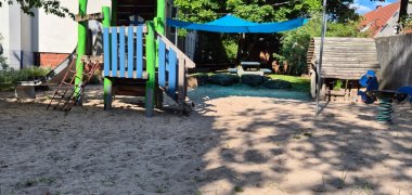 Großes Außengelände in der KiTa Husterhöhe Pirmasens mit Spielgeräten