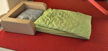 Kindermatratzen auf rotem Teppich - Schlafraum in der KiTa Husterhöhe Pirmasens