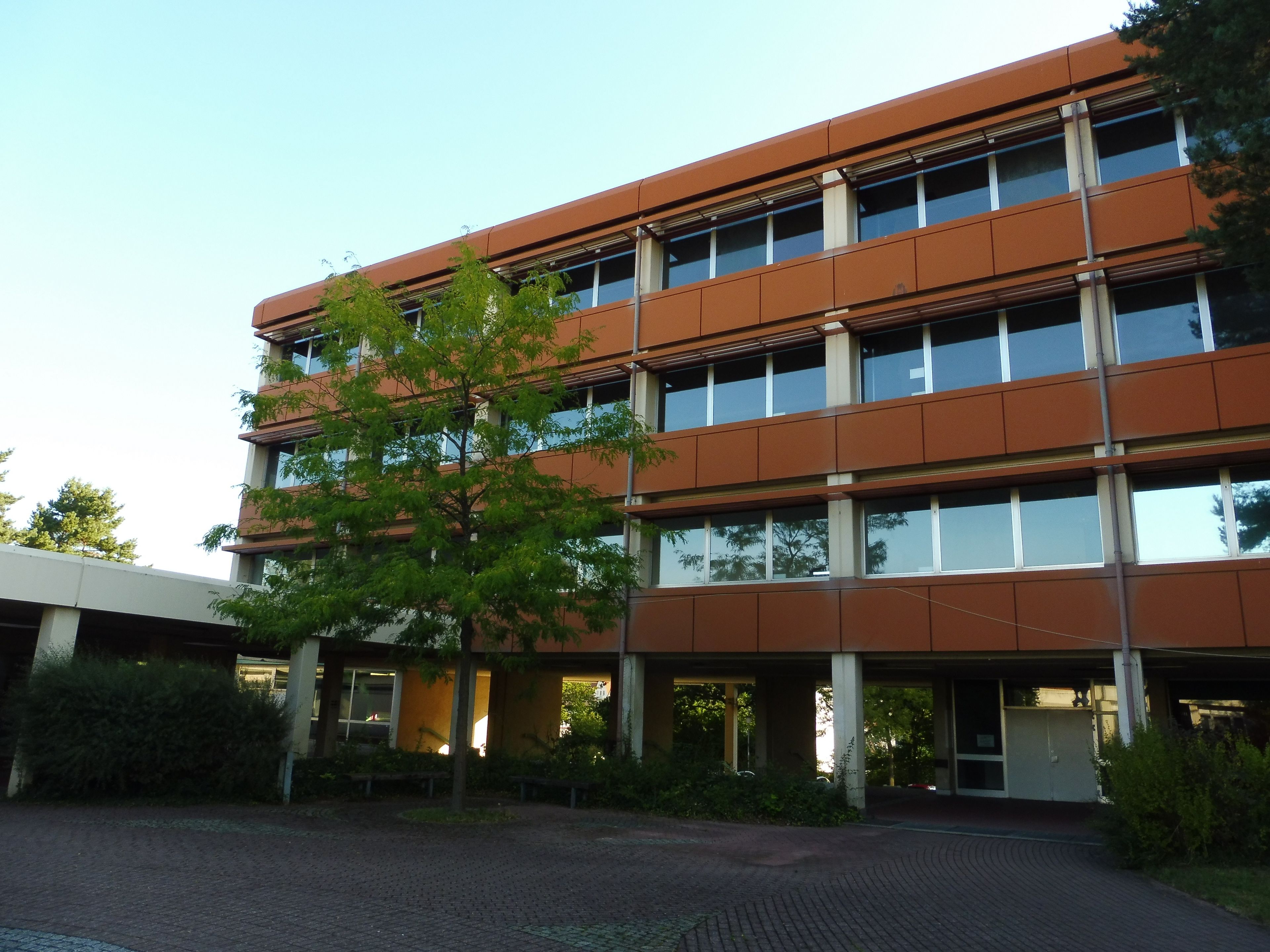 Berufsbildende Schule Berufsbildende Schule Außenansicht mit Statue