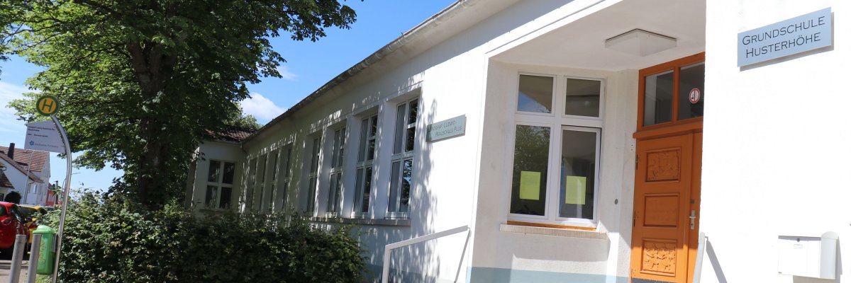 Grundschule Husterhöhe Grundschule Husterhöhe Haupteingang Außenansicht