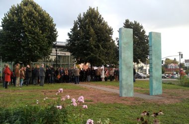 Zentrale Gedenkstätte am Bahnhofsvorplatz nach dem Entwurf des Künstlers Clas Steinmann, 2014 