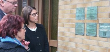 Gedenktafeln an der Schäferstraße 20 Gedenktafeln an der Schäferstraße 20, Anbringung 2016 mit Nachfahren der Familien