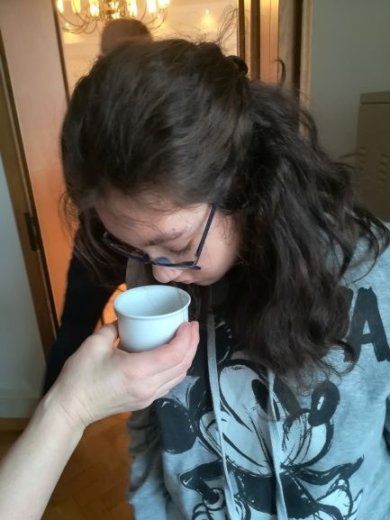 Workshop zum Thema Gurs Frau riecht an einer Tasse
