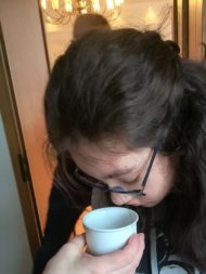 Workshop zum Thema Gurs Frau riecht an einer Tasse