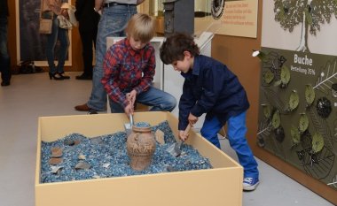 Mitmachstation: Experimentelle Archäologie Zwei Kinder an Mitmachstation: Experimentelle Archäologie