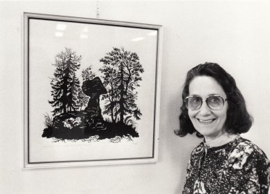 Elisabeth Emmler mit ihrem Scherenschnitt Elisabeth Emmler neben ihrem Scherenschnitt zum Teufelstisch bei Hinterweidenthal