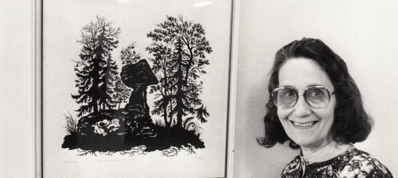 Elisabeth Emmler mit ihrem Scherenschnitt Elisabeth Emmler neben ihrem Scherenschnitt zum Teufelstisch bei Hinterweidenthal