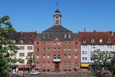 Stadtmuseum Altes Rathaus Stadtmuseum Altes Rathaus in der Fußgängerzone frontal