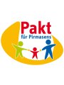 Logo mit dem Schriftzug „Pakt für Pirmasens“. Das Wort „Pakt“ ist in großen roten Buchstaben dargestellt, darunter steht „für Pirmasens“ in blauer Schrift. Unter dem Text sind drei stilisierte Figuren zu sehen: links eine große grüne Figur, rechts eine große blaue Figur und in der Mitte eine kleinere rote Figur. Die Figuren halten sich an den Händen. Im Hintergrund befindet sich eine große, geschwungene gelbe Form.