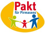Logo - Pakt für Pirmasens Logo mit dem Schriftzug „Pakt für Pirmasens“. Das Wort „Pakt“ ist in großen roten Buchstaben dargestellt, darunter steht „für Pirmasens“ in blauer Schrift. Unter dem Text sind drei stilisierte Figuren zu sehen: links eine große grüne Figur, rechts eine große blaue Figur und in der Mitte eine kleinere rote Figur. Die Figuren halten sich an den Händen. Im Hintergrund befindet sich eine große, geschwungene gelbe Form.