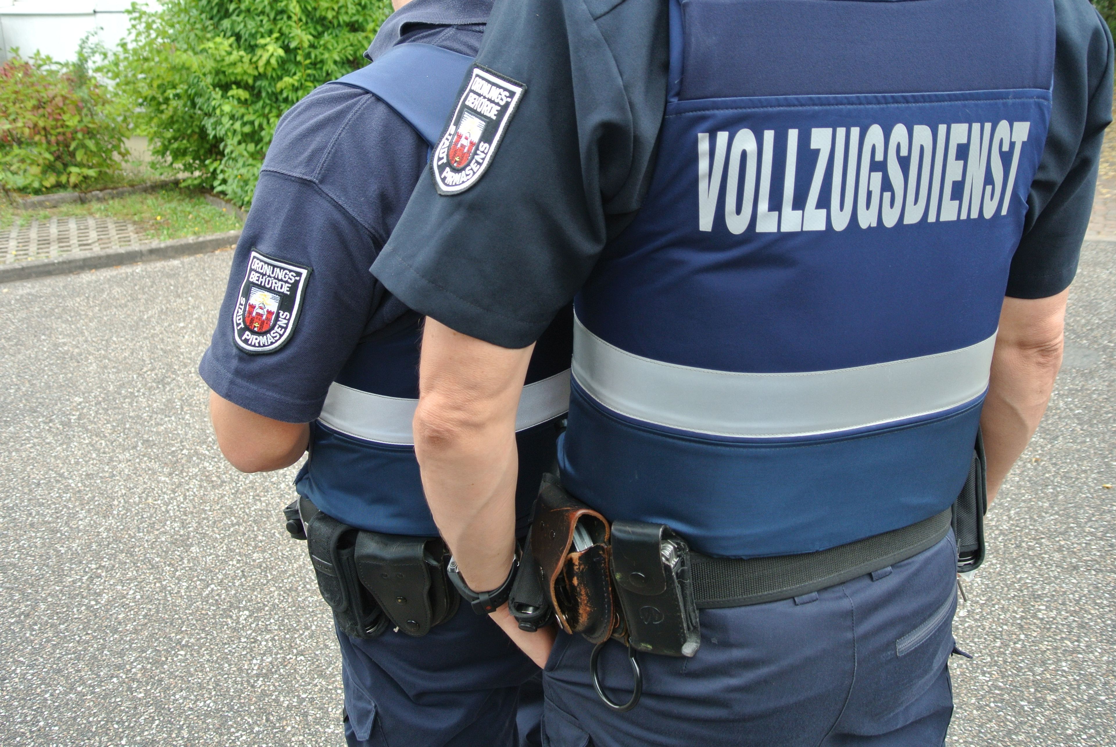 Ordnungsamt - Vollzugsdienst Zwei Personen vom Vollzugsdienst mit Uniform von hinten