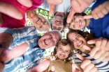 Familie im Kreis Familie im Kreis auf Bild abgebildet