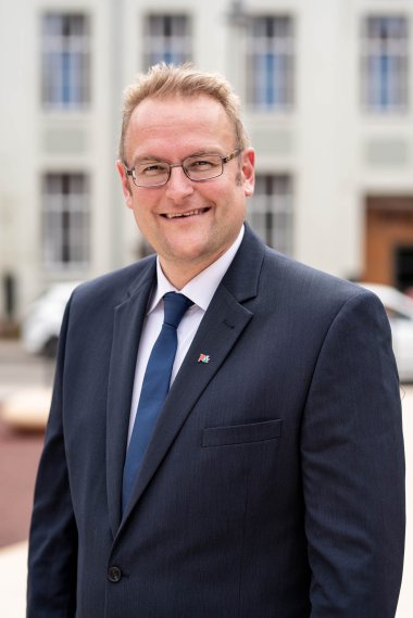 Oberbürgermeister Markus Zwick Portraitfoto von Oberbürgermeister Markus Zwick im Atrium des Dynamikum im schwarzen Anzug