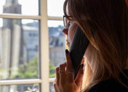 Telefonische Beratung Telefonische Beratung Frau am telefonieren