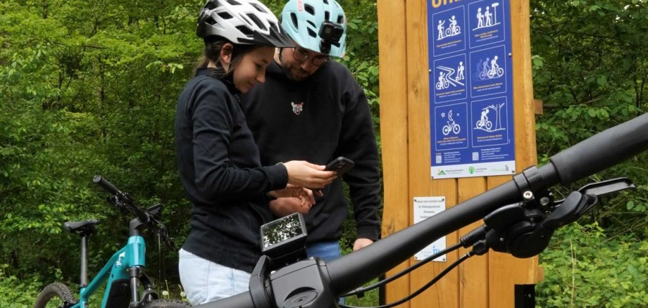 Neben sechs Tourenrädern mit eingebautem Rückenwind können Interessierte in dieser Saison auch wieder zwei E-Mountainbikes bei der Pirmasenser Tourist-Information im Rheinberger ausleihen, um die Südwestpfalz vom Sattel aus zu erkunden. 
