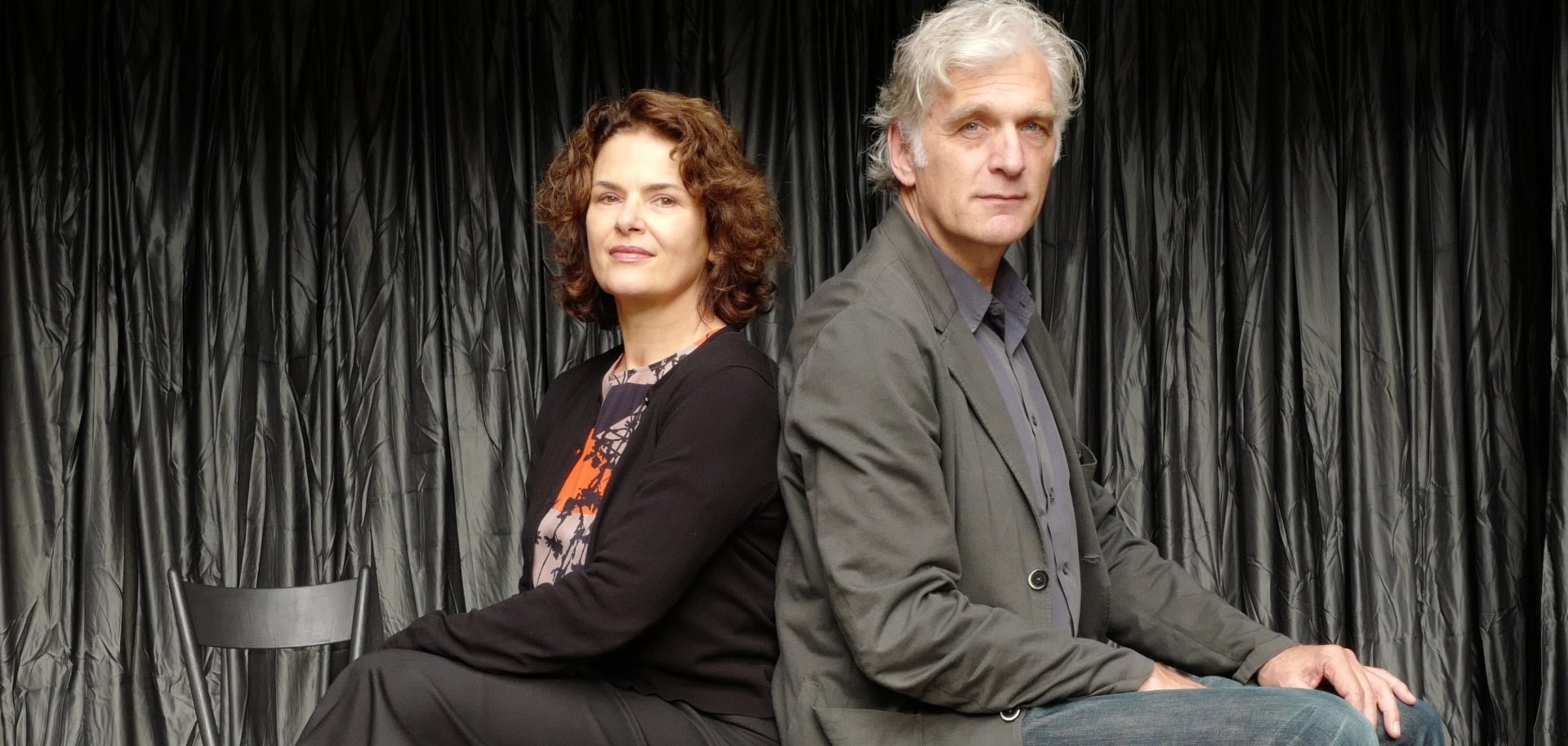 Mit Barbara Auer und Walter Sittler sind am 18. September 2026 zwei bekannte TV-Gesichter zu Gast in Pirmasens. Auf Einladung der Stadtbücherei präsentiere sie in der Festhalle eine szenische Lesung aus dem Roman „Unsere Seelen bei Nacht“. Zwei Personen sitzen Rücken an Rücken auf einer Bühne vor einem dunklen Vorhang und blicken selbstbewusst in die Kamera – eine Szene mit theaterähnlicher Inszenierung.