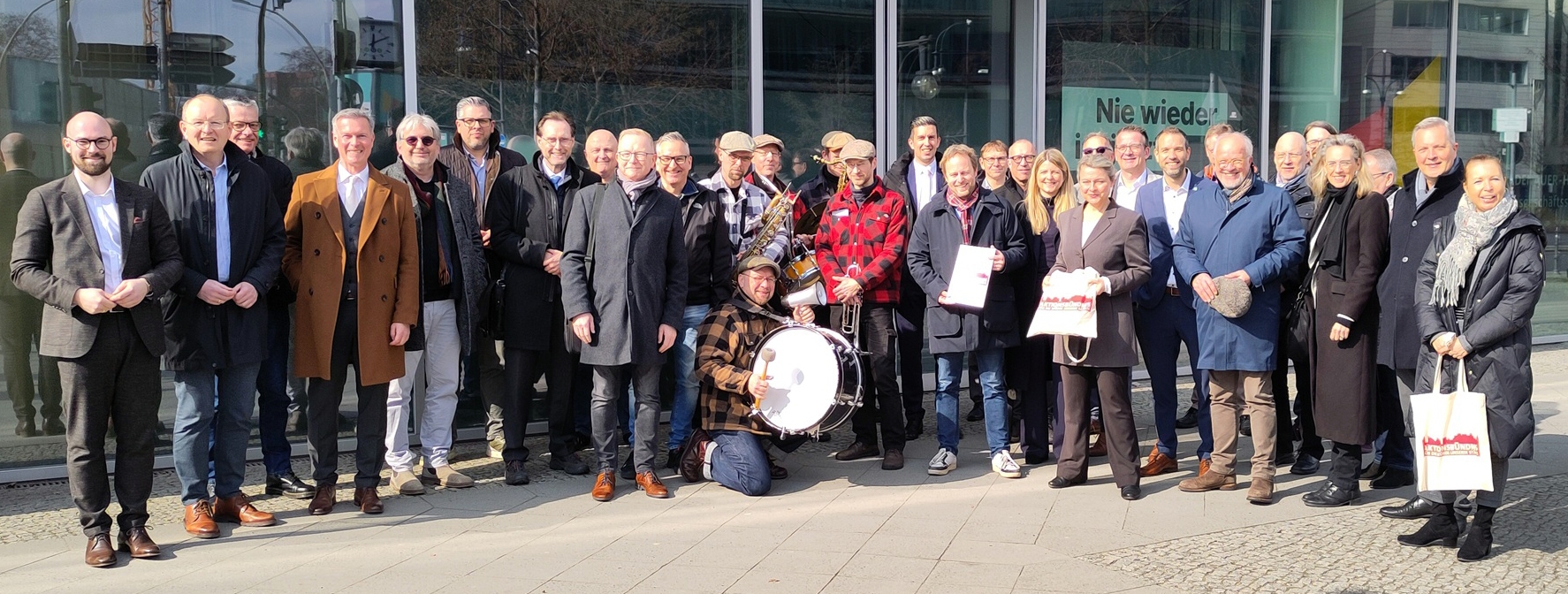 Bürgermeister und Kämmerer mit der Band „It's live“ vor dem Konrad-Adenauer-Haus.
Der Pirmasenser Bürgermeister Michael Maas übergibt in Berlin den Forderungskatalog der Bündnis-Kommunen an den CDU-Bundestagsabgeordneten Florian Bilic. Bürgermeister und Kämmerer mit der Band „It's live“ vor dem Konrad-Adenauer-Haus.
Der Pirmasenser Bürgermeister Michael Maas übergibt in Berlin den Forderungskatalog der Bündnis-Kommunen an den CDU-Bundestagsabgeordneten Florian Bilic.