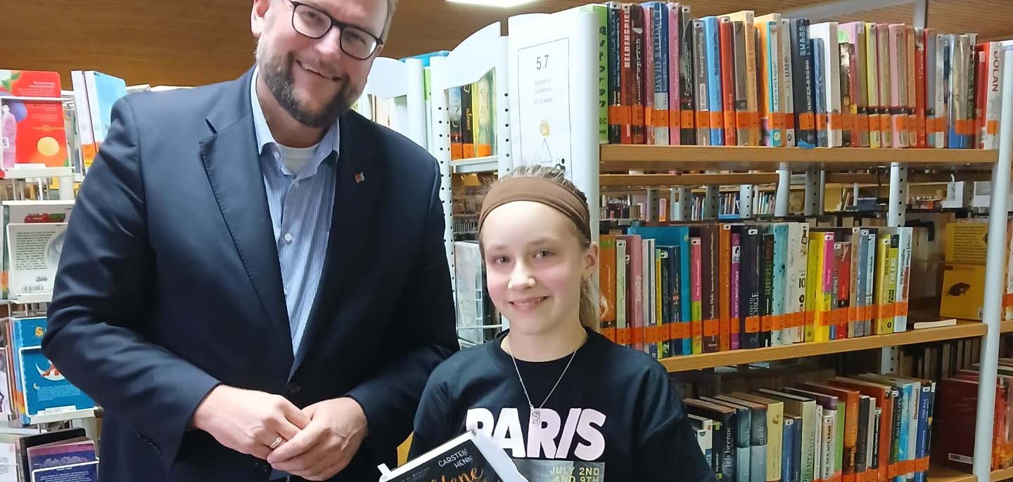 Oberbürgermeister Markus Zwick mit der Gewinnerin des Lesewettbewerbs Lotta Maurer Oberbürgermeister Markus Zwick mit der Gewinnerin des Lesewettbewerbs Lotta Maurer