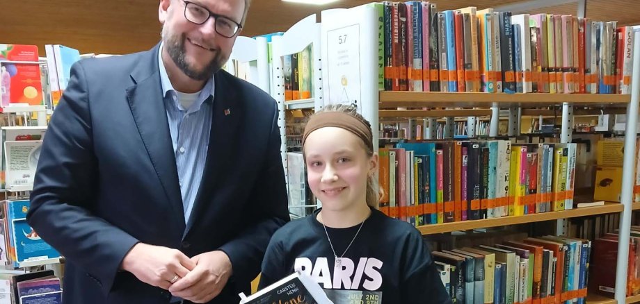 Oberbürgermeister Markus Zwick mit der Gewinnerin des Lesewettbewerbs Lotta Maurer Oberbürgermeister Markus Zwick mit der Gewinnerin des Lesewettbewerbs Lotta Maurer