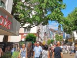 Fußgängerzone Nähe Wölfling Fußgängerzone Nähe Wölfling. Fußgänger laufen durch die Stadt bei blauem Himmel