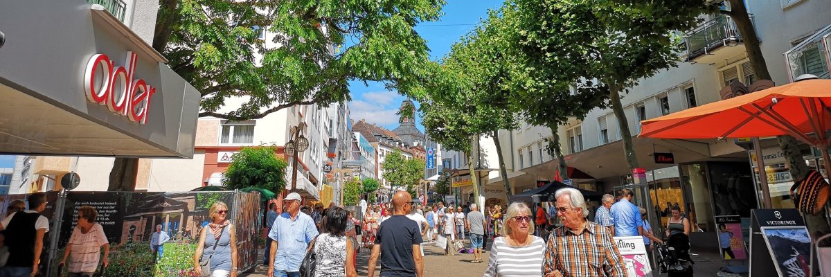 Fußgängerzone Nähe Wölfling Fußgängerzone Nähe Wölfling. Fußgänger laufen durch die Stadt bei blauem Himmel