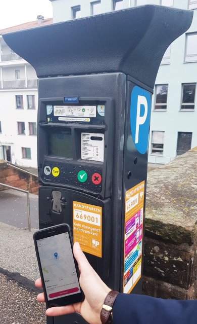 Handyparken Handyparken mit Parkscheinautomat und Smartphone im Vordergrund
