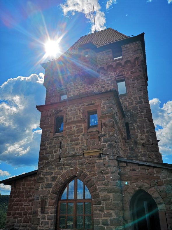 Burg Berwartstein Burg Berwartstein bei blauem Himmel und Sonnenschein