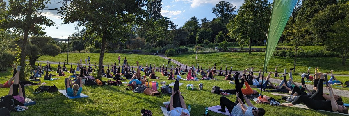 Veranstaltung Sport im Park Bürger die gemeinsam Yoga machen