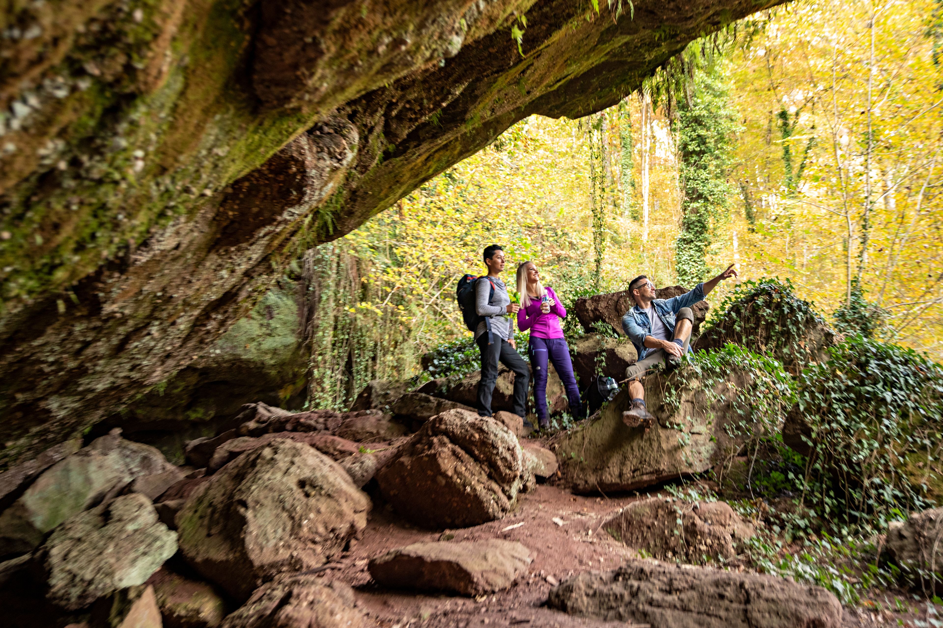Hühnerfelsen Drei Wanderer am Hühnerfelsen