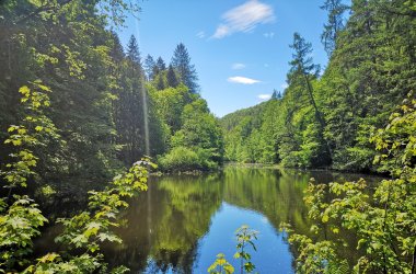 Teufelspfad - See Teufelspfad Blick auf See bei blauem Himmel