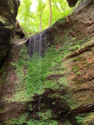 Teufelspfad Quellwasser fließt leicht den Felsen herunter