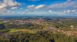 Luftbild von Pirmasens bei blauem Himmel 