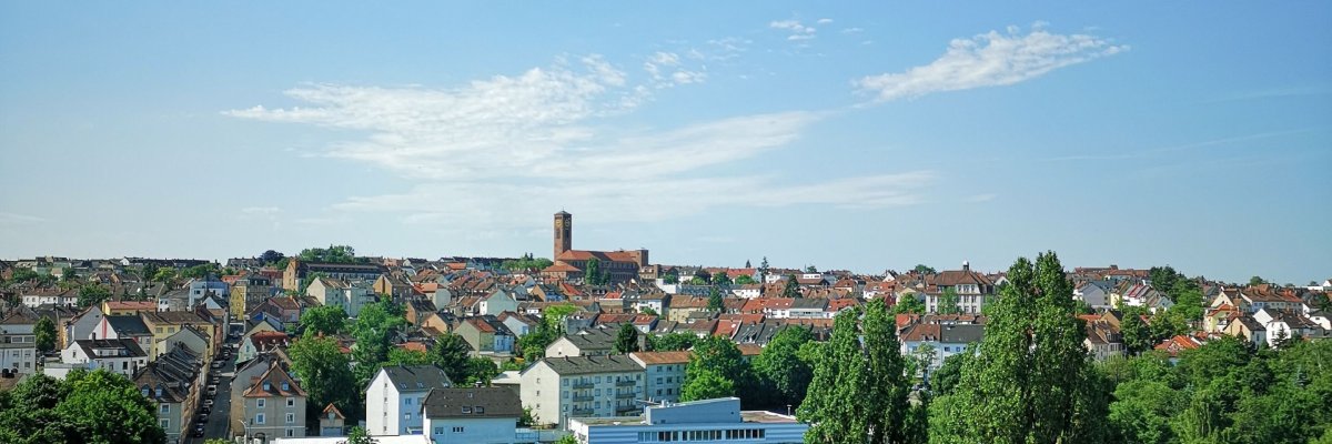 Stadtansicht Sommer Stadtansicht im Sommer bei blauem Himmel