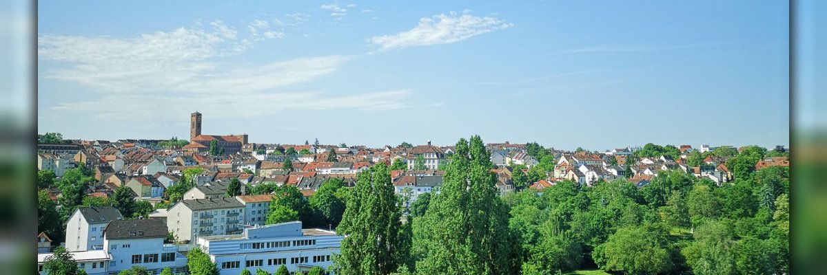 Stadtansicht im Sommer Stadtansicht im Sommer bei blauem Himmel