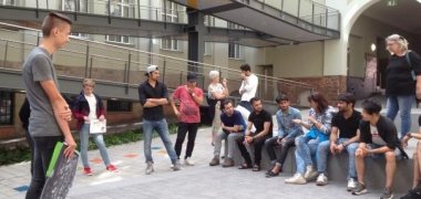 Stadtführung Vorbesprechung zur Stadtführung für Geflüchtete im Atrium des Rheinberges