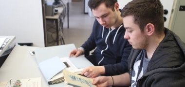 Arbeiten am Stadtprospekt im Pirmasenser Stadtarchiv Zwei Jungs arbeiten am Stadtprospekt im Pirmasenser Stadtarchiv