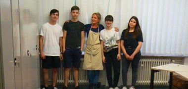 StArchiv PS Gruppenfoto mit gestalteten Tafeln für die Bushaltestellen