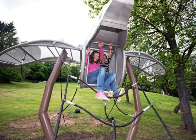 Auf einem Mobile im Strecktalpark Zwei Kinder auf einem Mobile im Strecktalpark