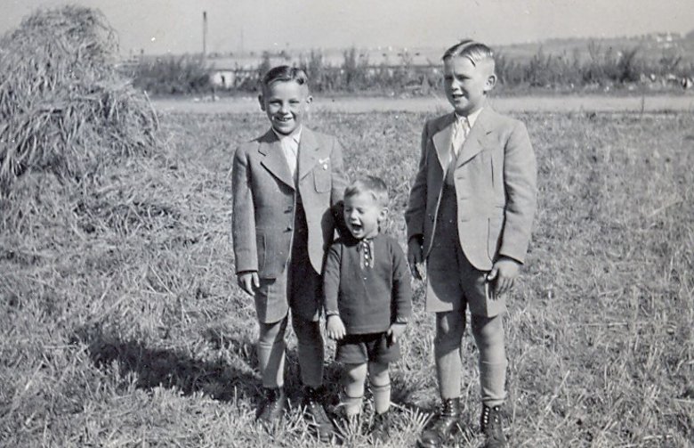 Kinder im Feld Leben wie vor 100 Jahren: Alltägliches aus vergangener Zeit im Pirmasenser Häusel drei Kinder auf einem Feld