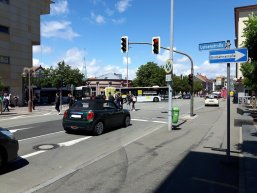 Verkehrsplanung Straßenverkehr Innenstadt Auto steht an roter Ampel