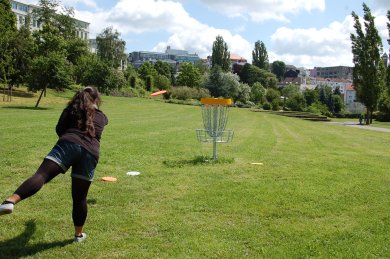 DiscGolf im Strecktalpark Mädechen spielt DiscGolf im Strecktalpark