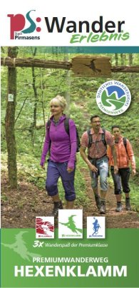 Flyer Hexenklamm Vorderseite Flyer Hexenklamm mit drei Wanderer die ein Eingangsschild mit den Worten Hexenklamm passieren