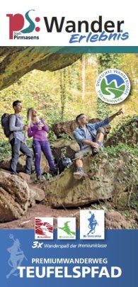 Flyer Teufelspfad Vorderseite Flyer Teufelspfad dir Wanderer unter einem mit Efeu behangenen Felsvorsprung
