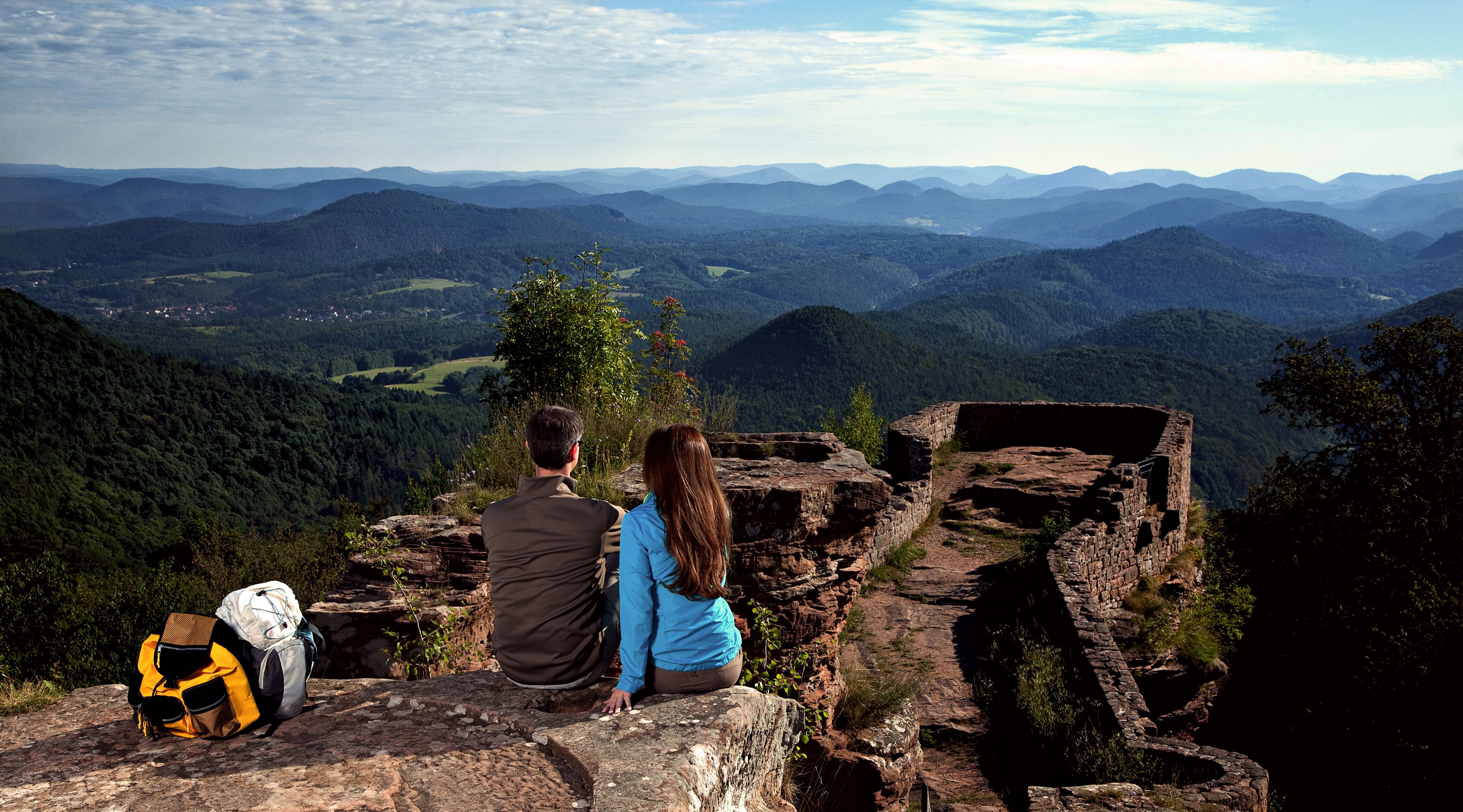 Wegelenburg Zwei Wanderer sitzen auf Wegelenburg und genießen die Aussicht
