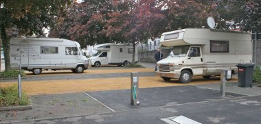 Wohnmobilstellplatz Wohnmobilstellplatz auf dem drei Wohnmobile stehen