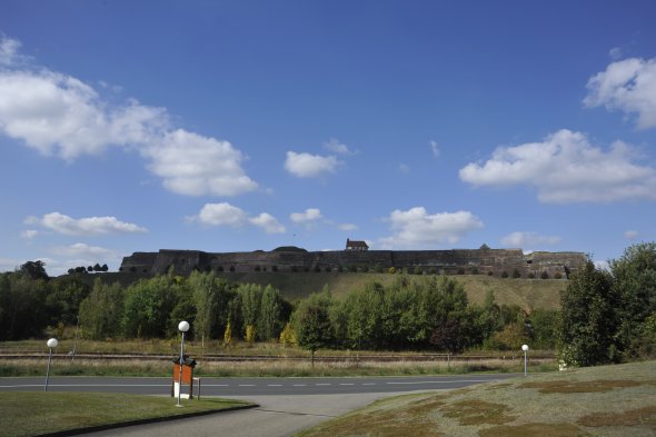 Zitadelle in Bitche, Frankreich Zitadelle in Bitche, Frankreich, Festung umgeben von grünen Hügeln