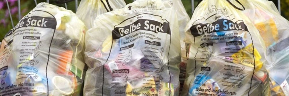 Gelbe Säcke Müllauto auf Exerzierplatz