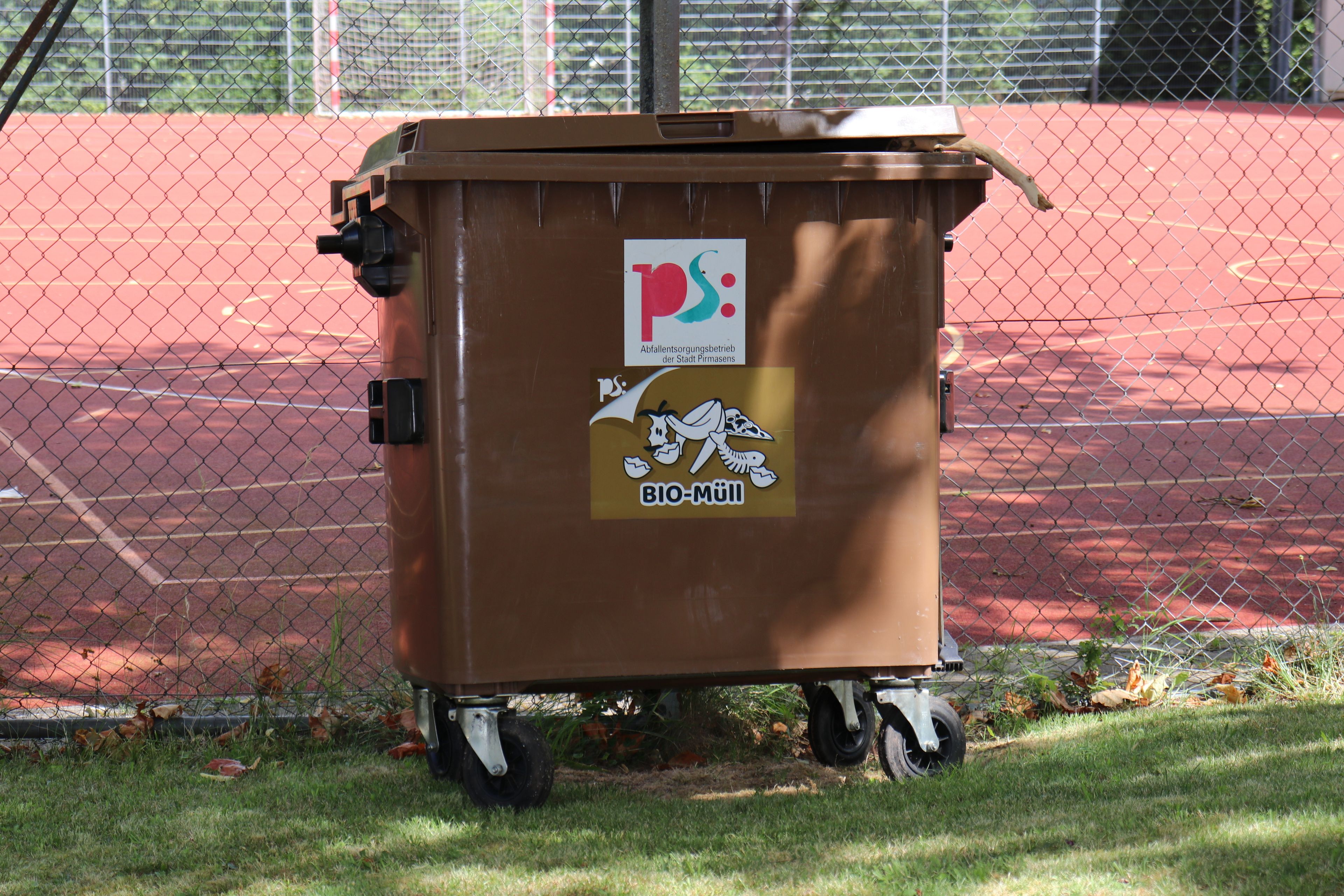 Braune Mülltonne Braune Mülltonne mit Sticker