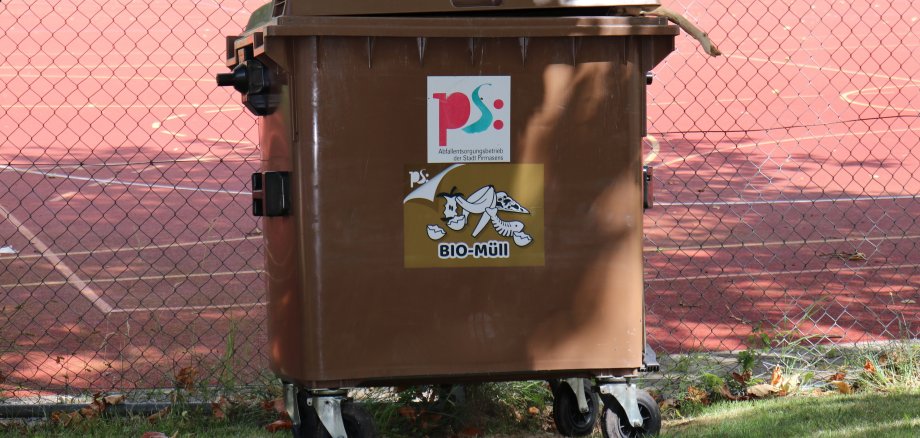 Braune Mülltonne Braune Mülltonne mit Sticker