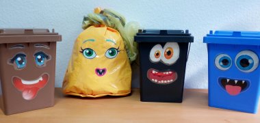Mülltonnen mit Gesichtern Mülltonnen und Müllsack mit Gesichtern